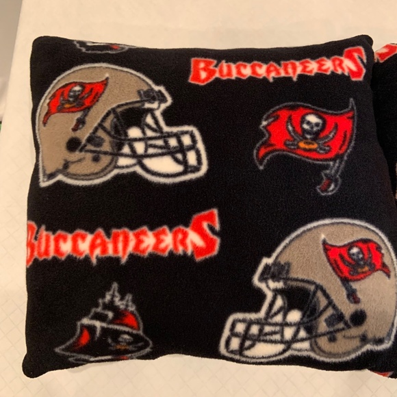 Tampa Bay Buccaneers Logo Helmet Flag Pattern Fleece Pillows Set of Two 13"x13" - Picture 6 of 15